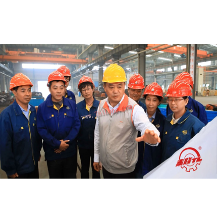 董事長殷根章為新產品開發指導工作